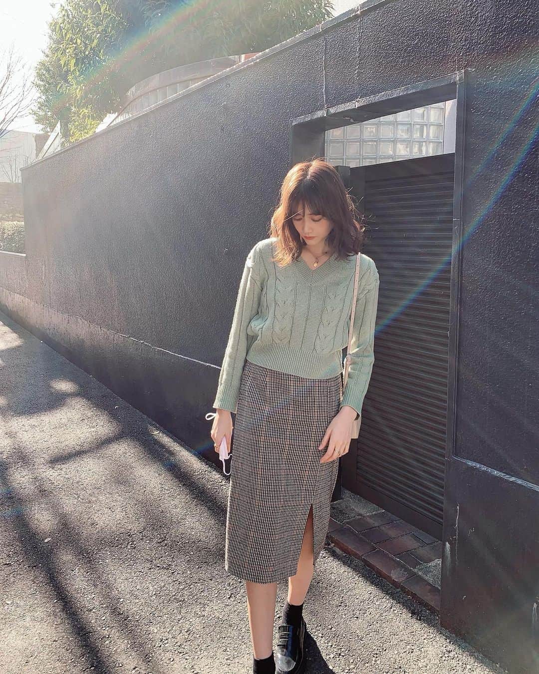 のインスタグラム：「🤍 上下ともにDHOLICコーデ☕️﻿ 春早く来てほしいんだけど﻿ 既に花粉と毎日戦ってる…😭😭🌸﻿ #プチプラコーデ﻿#ootd #dholic#balenciaga#zara」
