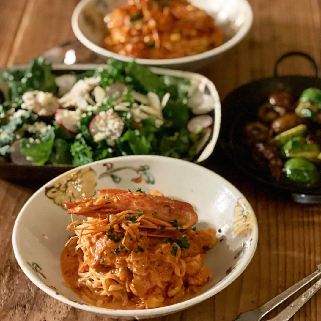 Atsukoのインスタグラム：「今日の晩ご飯 2021.02.24  エビのトマトクリームパスタ風 ケールのサラダ ホタルイカとマッシュルームと芽キャベツのアヒージョ  冷凍した平麺でパスタ風！ これうまーい！！ 娘からも美味しい頂きました😋 カロリー少ないのに美味いのは神✨✨ またせっせと買ってこなくては😆😆 今回は3袋を2人で分けて食べました👌」