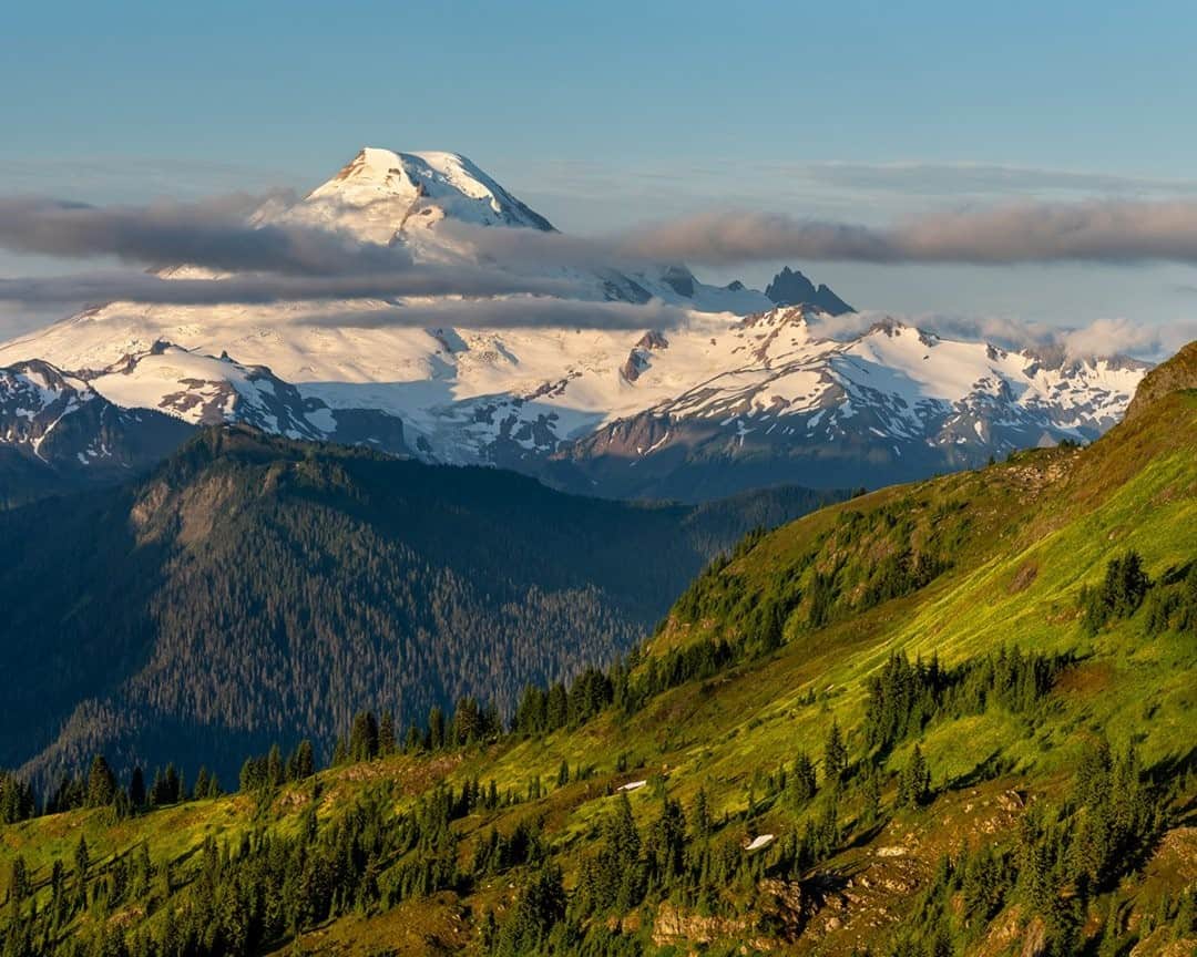 のインスタグラム：「Photo by @stephen_matera / Clouds hover around Mount Baker at sunrise in the Mount Baker Wilderness, Washington. At 10,781 feet (3,286 meters), Mount Baker is the third highest volcano in Washington State. Washington has five very prominent volcanoes that are heavily glaciated and significantly higher than their nearby peaks: Mount Rainier, Mount Adams, Mount St. Helens, Glacier Peak, and Mount Baker.  Follow me @stephen_matera for more images like this from Washington and around the world. #volcano #ringoffire #northcascades」