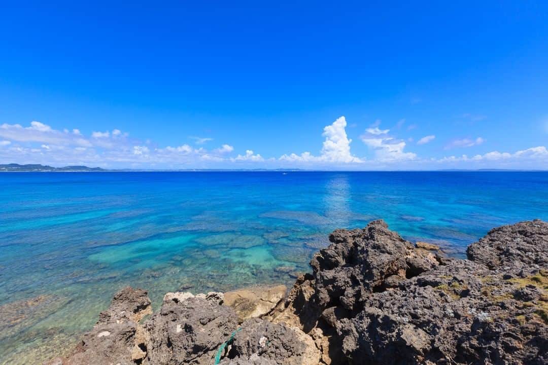 おきなわLikesさんのインスタグラム写真 - (おきなわLikesInstagram)「今日の沖縄は晴天で何だか気持ちも陽気になりました🎶  こんな晴れた日は、少しだけ遠くまでお出かけしたくなりますね👒✨🌊 気分転換に太陽をいっっっぱい身体で感じ、青く透き通る綺麗な海を見て、ゆっくりと単調に反覆を繰り返す波の音に癒せれたくなります😌🌴  今日も綺麗な沖縄の風景を、少しでも皆さんへおすそ分けできればと思います☀  沖縄の皆さん！！そろそろ日焼け止めが必須ですね☀️ 紫外線対策をお忘れなく、お気をつけておでかけください。 #海 #景色 #おきなわLikes #okinawa #沖縄」2月24日 20時38分 - okinawa_likes