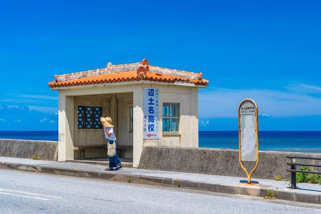 おきなわLikesさんのインスタグラム写真 - (おきなわLikesInstagram)「今日の沖縄は晴天で何だか気持ちも陽気になりました🎶  こんな晴れた日は、少しだけ遠くまでお出かけしたくなりますね👒✨🌊 気分転換に太陽をいっっっぱい身体で感じ、青く透き通る綺麗な海を見て、ゆっくりと単調に反覆を繰り返す波の音に癒せれたくなります😌🌴  今日も綺麗な沖縄の風景を、少しでも皆さんへおすそ分けできればと思います☀  沖縄の皆さん！！そろそろ日焼け止めが必須ですね☀️ 紫外線対策をお忘れなく、お気をつけておでかけください。 #海 #景色 #おきなわLikes #okinawa #沖縄」2月24日 20時38分 - okinawa_likes