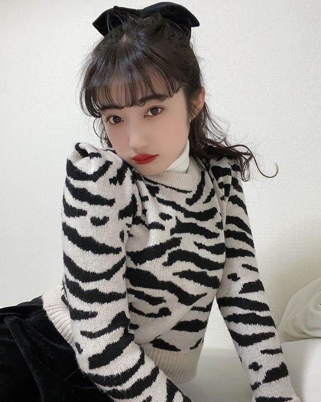 河﨑莉奈のインスタグラム：「瞳になじんでナチュラルに見えるからお気に入りのカラコン♡  トップスに合わせて、メイクしてみたよ！ 最近アニマル柄が好きで集めてるんだ♡ 今日はゼブラちゃん🦓ㅎㅎ それに合わせて、ラディアント チャーム™️をつけてます❕ パッケージも可愛い♡  このカラーコンタクトは、レンズの模様が繊細な手書きラインでデザインされていて、3層の透明な色彩レイヤーを重ねることでより立体的に、生まれ持った瞳の美しさを活かしながら、くっきり大きい瞳に見せてくれるよ✨  #カラコン #カラコンレポ #カラコンレビュー #ナチュラルカラコン #カラコン着画 #ディファイン #アキュビュー #sponsoredby_acuvue_define  @acuvue_define」