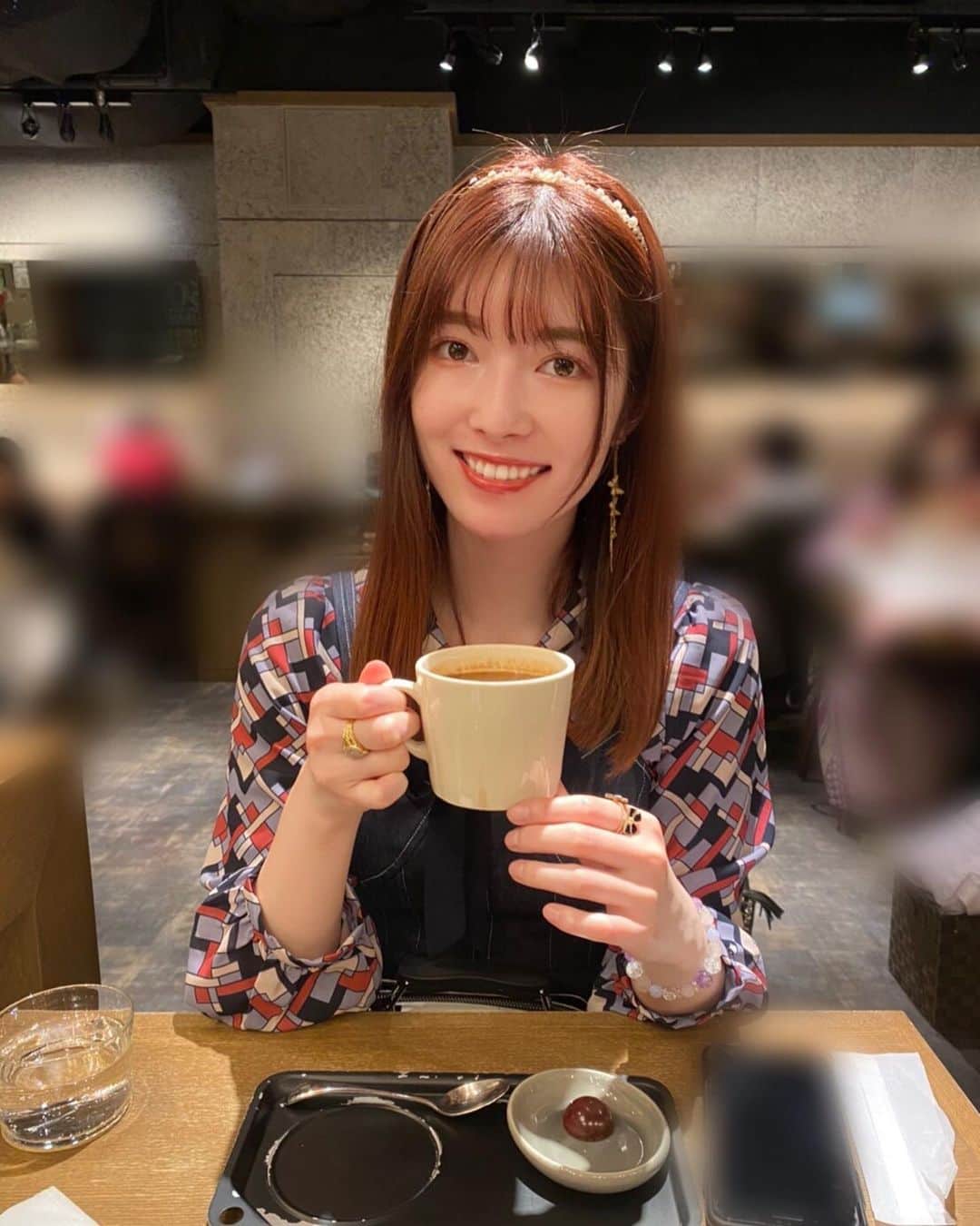 日下部美愛のインスタグラム：「今日はちょっと女の子っぽい日でした いつもはシルバーアクセしか付けないけど 昨日はピアスもリングもカチューシャもゴールドでまとめた 好きな人に久しぶりに会えて幸せな1日だった！！！！  #cafe #photo #japan #model #me #hair #fashion #fashionblogger #makeup  #followme #instagood #camera #instadaily #dailylook #한국 #한국머리 #맞팔 #사진 #데일리」