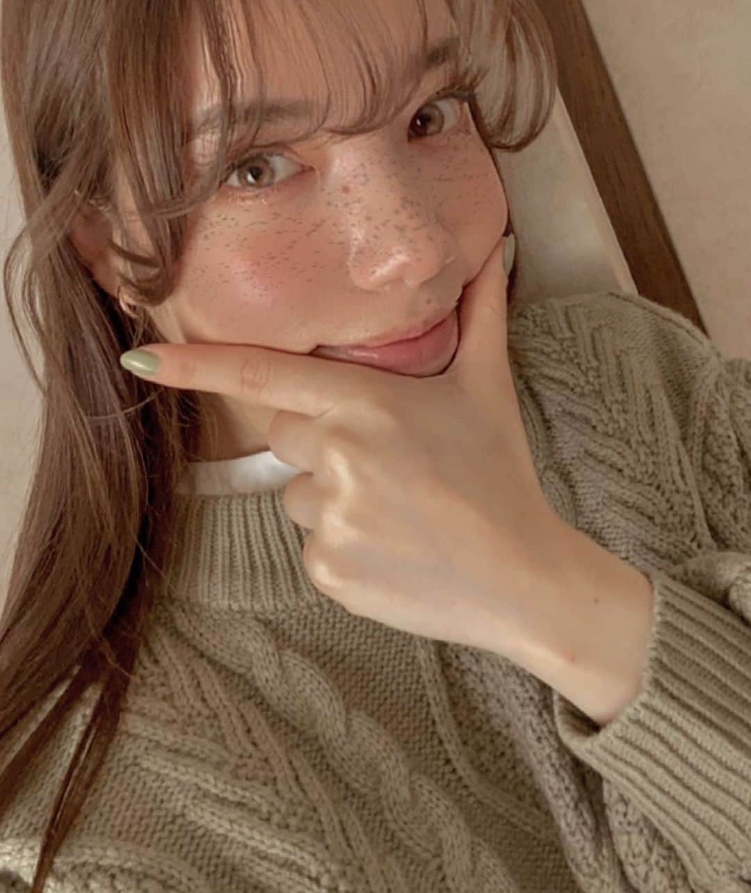ボートメア・ジュリ・雪花のインスタグラム：「. 服や小物など、大好きな緑が増えてきて嬉しい！ 最近はなんでも緑色ばかり選ぶので また緑！と言われがちだけど…笑 これで自分がハッピーになれるのでOK☺️🌱  ネイルも緑だよポーズ♡ (他のポーズもっとあったぞ私)」