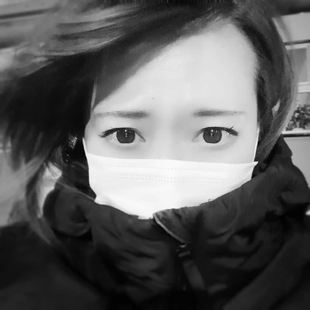 名塚佳織さんのインスタグラム写真 - (名塚佳織Instagram)「⭐︎ 娘のお迎えに行ったんだけど…  寒過ぎた…{{{{(+ ﹏ +)}}}}  風も強過ぎ( ˟ ⌑ ˟ )」2月24日 20時39分 - nazuka_kaori424