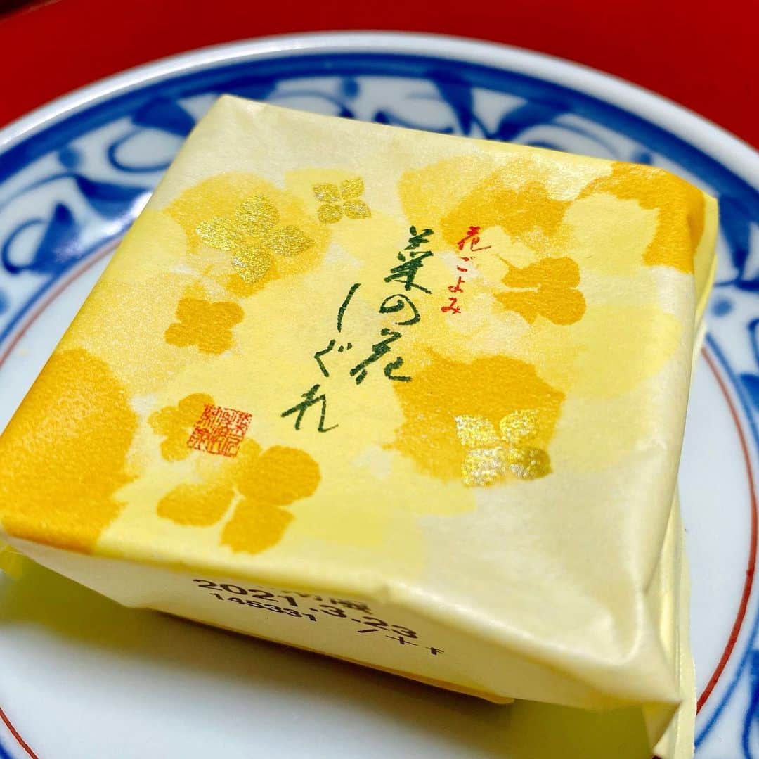 のインスタグラム：「母が見つけて買ってくれました。 菓匠 清閑院さんの季節限定和菓子「菜の花しぐれ」 写真を見てすぐにピン！ときた方は、きっと小桜舞子通の方…  #小桜舞子 #新曲 #お帰りなさい #カップリング #菜の花しぐれ #清閑院 #季節限定 #和菓子 #黄身しぐれ」