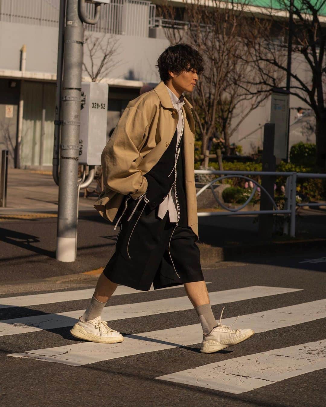 Ryoさんのインスタグラム写真 - (RyoInstagram)「ㅤㅤㅤㅤㅤㅤㅤㅤㅤㅤㅤㅤㅤ 大きめのアウターにショートパンツを合わせるバランスが好きです☺️ 春はワイドショーツが履きたいな🚶‍♂️🚶‍♂️🚶‍♂️ ㅤㅤㅤㅤㅤㅤㅤㅤㅤㅤㅤㅤㅤ outer:#camielfortgens cardigan:#ouat shirt:#yoketokyo pants:#thproducts shoes:#oamc」2月24日 20時40分 - ryo__takashima