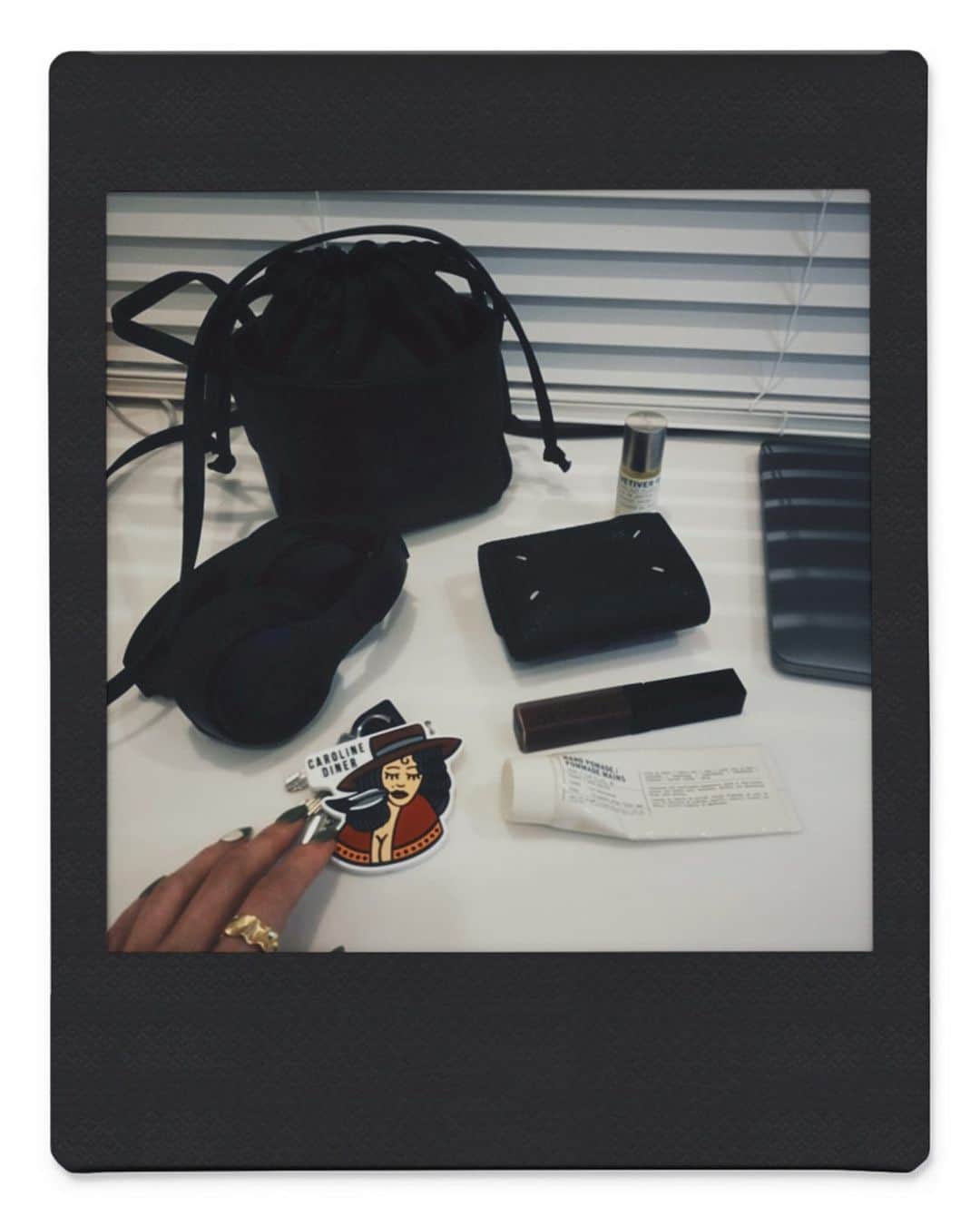 所谷舞さんのインスタグラム写真 - (所谷舞Instagram)「今日のbagの中身🪐 小さくてもこれぐらい入るのがいいなぁ☺️」2月24日 20時41分 - _mai_i_