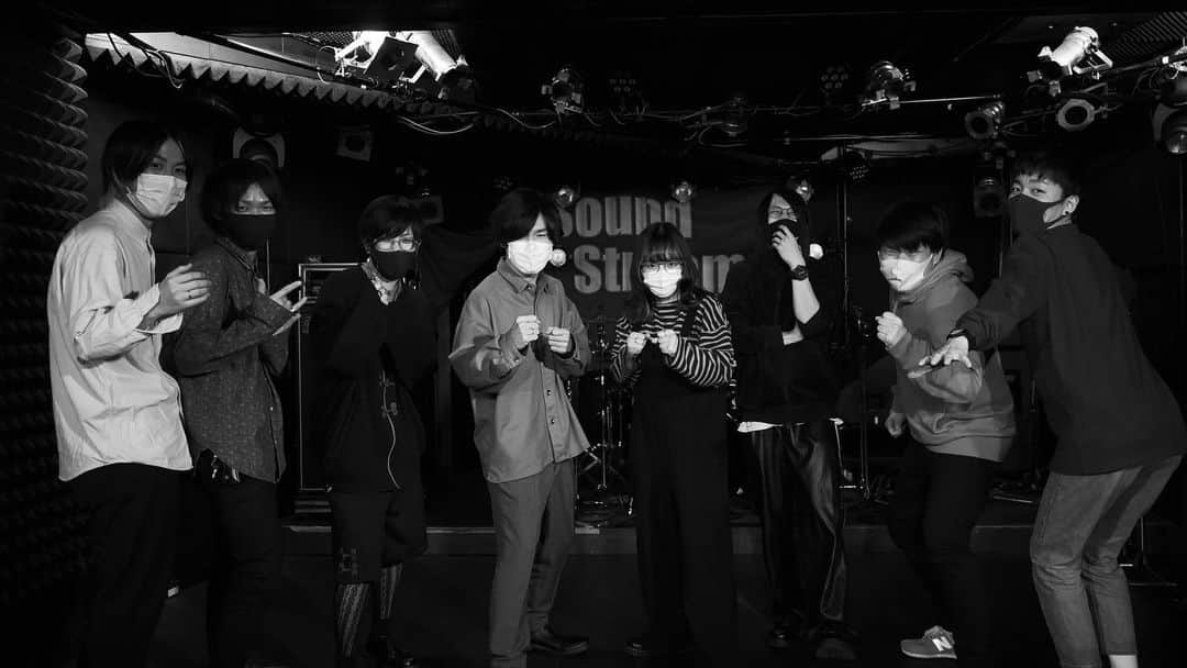 白井將人のインスタグラム：「w/明くる夜の羊  (モノクロと全員のポーズが相まって絶妙にめちゃくちゃださい集合写真)」