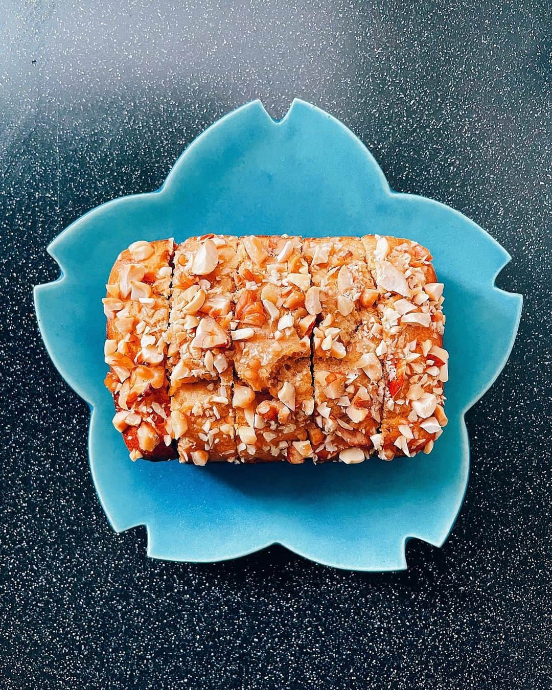 新井貴子のインスタグラム：「Banana & Protein pound cake プロテインたっぷりのバナナケーキ🧁  トレーニング後の筋肉痛が気持ち良い時、こんなおやつがあったらなとつい作ってしまう、私のお気に入り💪🏻 ソイプロテインとグルタミンを投入して、小麦粉無し&お砂糖無しなヘルシーおやつ🤤 グルタミンは、免疫力向上作用もあるので何かと色んな場面で重宝します😷  しかしこのフォルムがなんとも可愛い。。☁️」