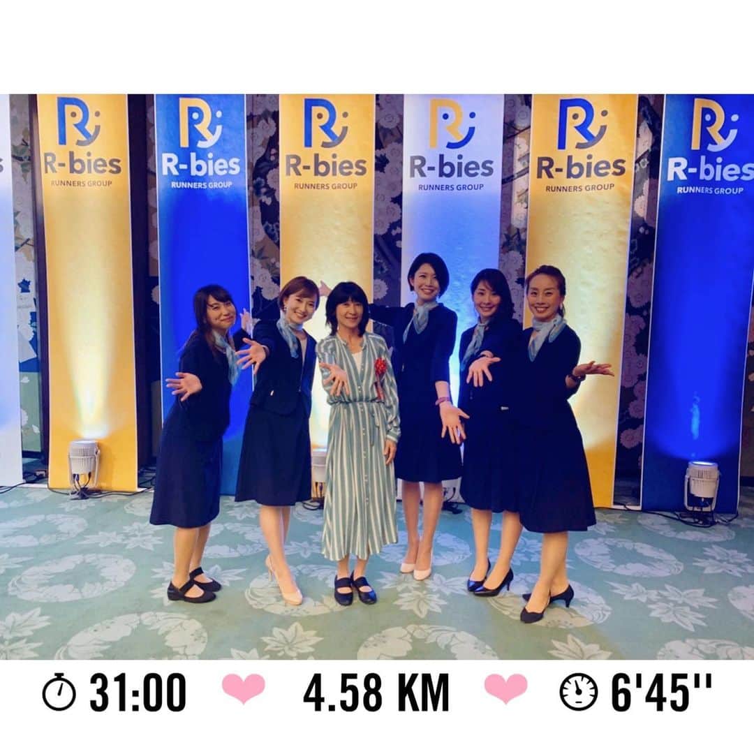 長谷川朋加のインスタグラム：「♡  ✎५⋆*{ 𝕙𝕒𝕡𝕡𝕪 𝕞𝕠𝕣𝕟𝕚𝕟𝕘☀️ } ୨୧-------------------------------- ୨୧  今日は雪の降る中、朝ラン🏃‍♀️ 春の訪れを感じる水分量が多い雪でした♪  少しでも走れると気分が高まる朝🌸  写真は懐かしのアールビーズ 大阪事業発表会🏃‍♀️ R2メンバー&谷川真理さんと♪ またみんなに会いたいっ🥺  ୨୧ -------------------------------- ୨୧ #やりたい事は全部やる #全力前向き前のめり #走るの大好き」