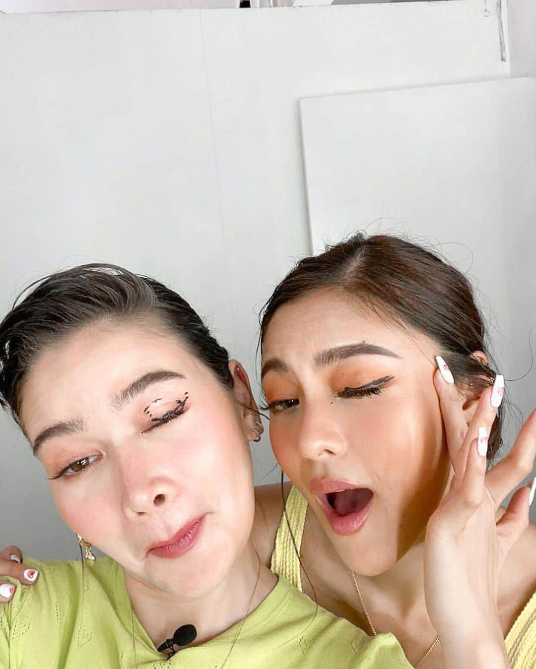 Kim Chiuさんのインスタグラム写真 - (Kim ChiuInstagram)「Missed this woman right here!!! 💗 my taurean twin!!!👯‍♀️♉️  don’t mess with us or else.... wala lang!!!!😂🤪✌🏻hahaha  had so much fun momsy!!! From endless laughtersszzzzz sa photoshoot to bonggang dinner to shopping “lang ng coat”  but.......🛍😅 x10 lahat!!! Hahahahhaha love you momsy belsy @bela 😘 mega congrats direk bela!!!🎥  missing @iamangelicap here!! Miss you moms!!! Congrats on your new movie love or money!!! Watch natin yan!!!😁 I miss #AngBeki 💗💗💗 mega bonding na soon🥰」2月24日 20時43分 - chinitaprincess