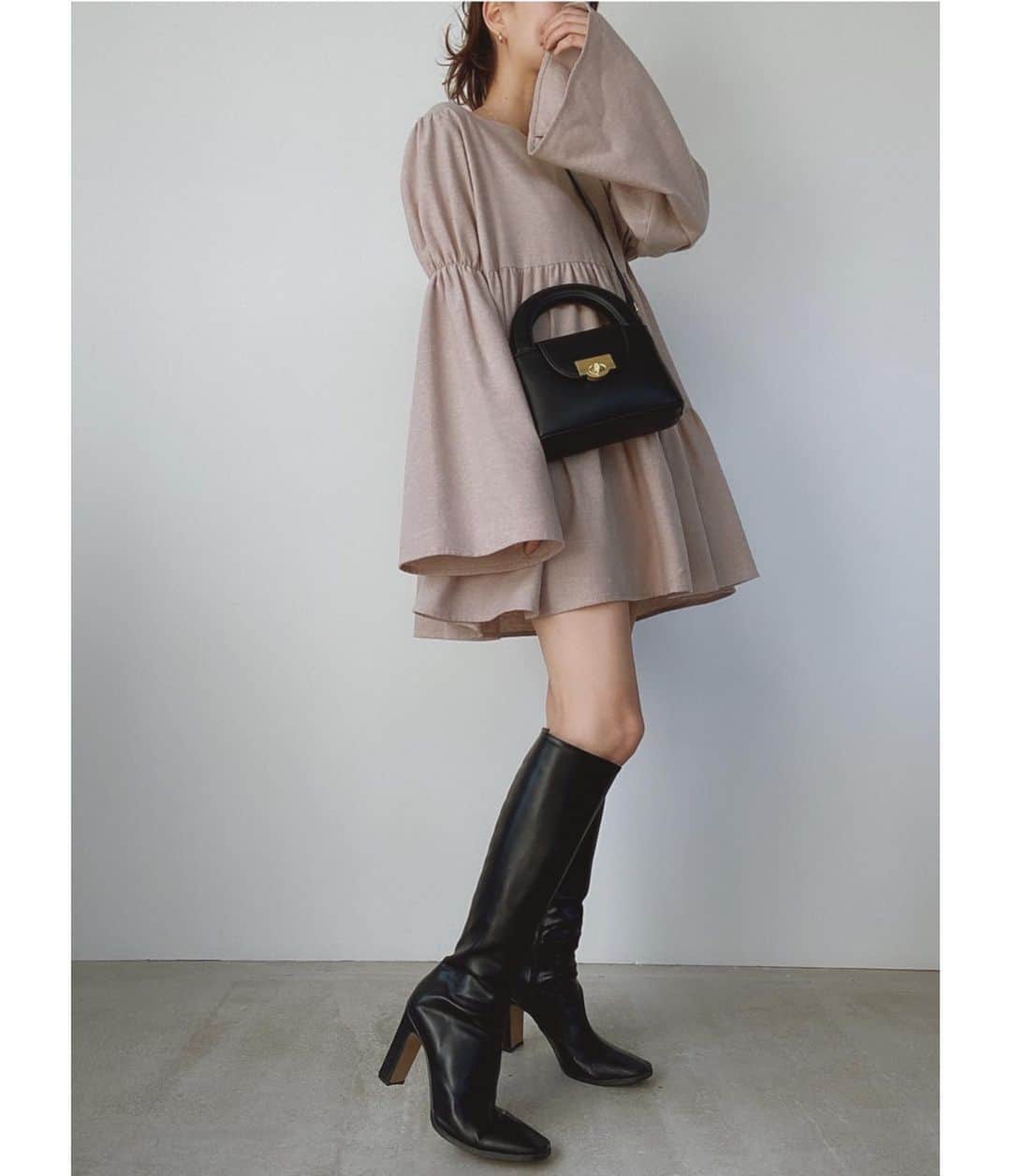 のインスタグラム：「. 【Betty long boots lotation coordinate.】 大人気のロングブーツ春の着回しコーディネート👢 Director @sachika_takemura が提案する春の6スタイリング。 . . 《coordinate3.着用アイテム》 ✔︎Betty long ブーツ (BRN,BLK) ¥15,000 → ¥11,000+tax  ✔︎Charlotte 2way ワンピース (IVO,BEG,MIX) ¥14,000+tax  ✔︎Vintage micro shoulder バッグ (CAM,BLK) ¥11,000+tax . . 画像をTAPして詳細をCHECK✈︎ . #ACYM #ootd #outfit #coordinate #instagood #instalike #2021SS #fashion #japan #tokyo #バッグ #ショルダーバッグ #ミニワンピ #ミニワンピース #フレアワンピ #ロングブーツ #着回しコーデ」