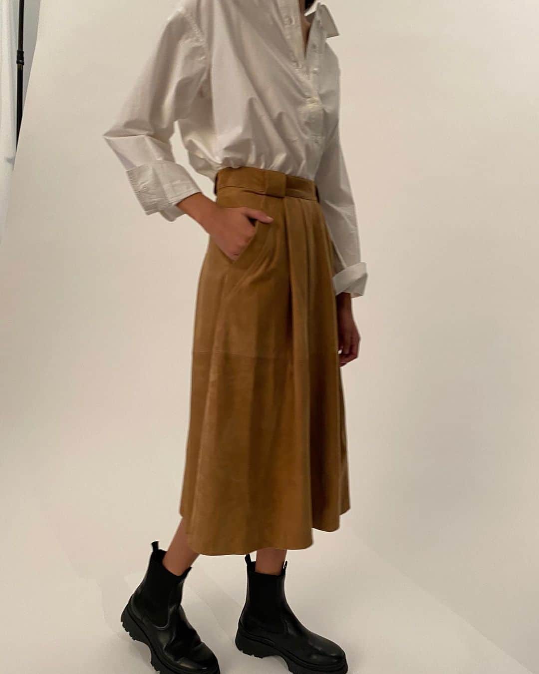 デイビルゲールエミッケルセンのインスタグラム：「Winning combination for in-between seasons? Crisp shirt and suede skirt.  #DAYbirgeretmikkelsen」
