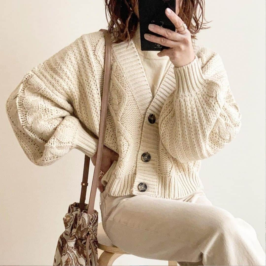 MINEさんのインスタグラム写真 - (MINEInstagram)「. . . 春ベージュコーデ♡ 春ニットはショート丈が可愛い😍 . Tops/Cardigan @e.ccloset Pants﻿ @zarakids Bag﻿ @grshimamura  . アイテムの詳細はアカウントをチェック♡ ＠nm.ks さん 素敵なコーデの紹介ありがとうございます！ . . ♡コーデ募集♡ お気に入りのコーデに #mineby3mootd #mineプチプラ部 のハッシュタグ をつけて投稿してください💕﻿ 投稿していただいた中から選ばれた投稿はMINEの記事や広告、MINE公式インスタグラムにてご紹介させてもらいます！ あなたもMINEに載れるかも😍 . . #mineby3mootd #mineプチプラ部 #プチプラコーデ #mineアイテム部 #きょコ #今日のコーデ #お洒落さんと繋がりたい #コーデ記録 #大人カジュアル #大人シンプルコーデ #大人シンプル #シンプルコーデ #秋冬 #秋冬コーデ #冬コーデ #春コーデ #カーディガン #ニットカーデ #ベージュ #ベージュコーデ #ワントーンコーデ」2月24日 20時55分 - mineby3m