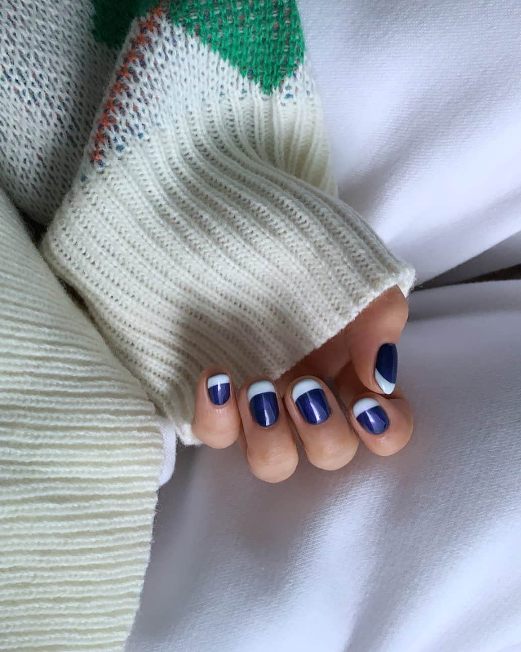 菅沼ゆり（ゆりっぱ）さんのインスタグラム写真 - (菅沼ゆり（ゆりっぱ）Instagram)「new nail は @lica061 さん💝 ただのネイビーと白のフレンチじゃなく 上から紫の偏光パールを被せて 色に立体感与えたところ #yurippanail」2月24日 20時55分 - yurippa93