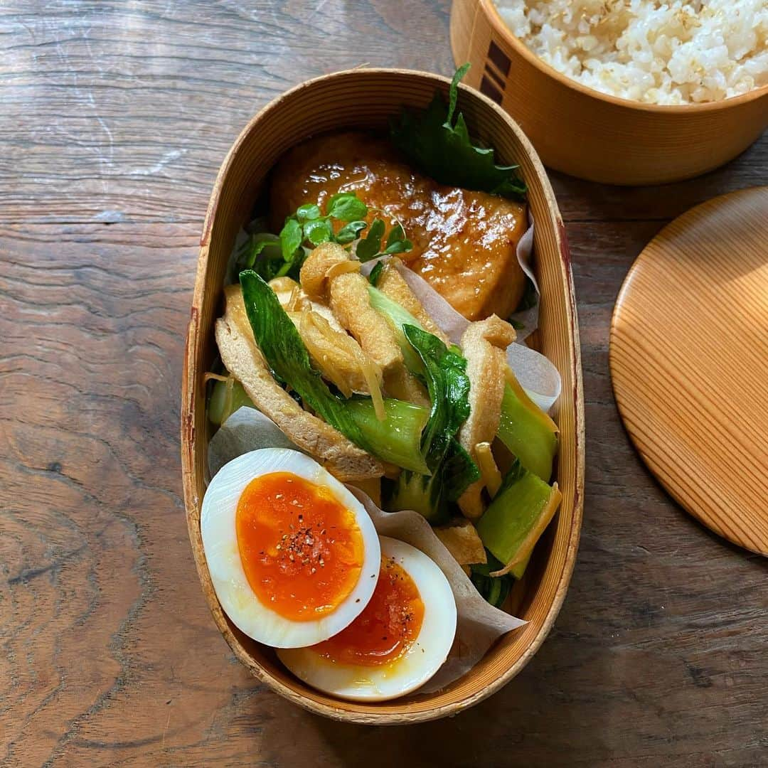 aomojiのインスタグラム：「今日のお弁当  かじきマグロの照り焼き山椒がけ 青梗菜油揚げ生姜入り甘辛炒め 半熟卵粗塩胡椒 玄米入りご飯  2021.2.24寒い日  #お弁当#大人弁当#わっぱ弁当 #丸わっぱ弁当 #和弁当#日々のこと#くらし#obento #yummy #foodstagram #foodporn #cookingram #life #aomojibento」