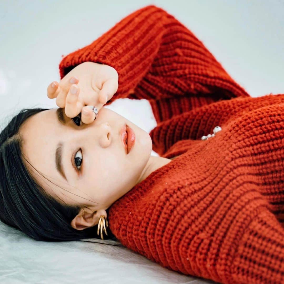 大木光のインスタグラム：「"三位一体" より魅力的な女性をイメージするには ヘアスタイルだけに力を入れる。メイクだけに力を入れる　のではなく ヘア、メイク、ファッション　この三つのバランスがとても大切だと感じております。 . 又、その中でヘア、メイクの部分を自分自身の技術を生かし 女性の皆様へ貢献できるよう日々努めていきと思っております😌！ . 尚、サロンワークでは現在情勢の関係でヘアメニューのみとなっておりますのでご了承下さいませ。 . camera @shuntosato  #佐藤俊斗#オレンジメイク#春メイク#春コスメ#アイメイク#アイシャドウ #アイライン#メイク#ボブ #暗髪」