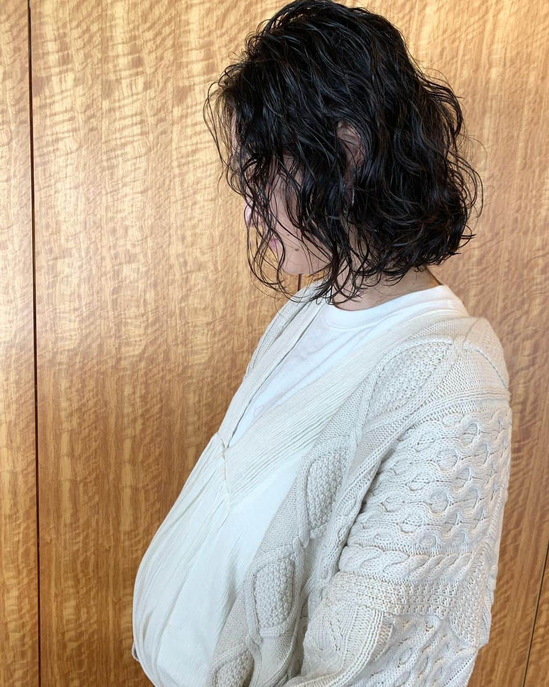 YU-U（工藤由布）のインスタグラム：「あやのちゃんcut&perm✂︎ 黒髪パーマで出産準備完了🤰🏼🚩 これでテキトー結びもオシャレになるね🥰 次会う時はお腹ぺたんこだね🤍 いつもありがと🥰🤍 ・・・ #uアレンジ #黒髪パーマ #黒髪 #ロブパーマ」