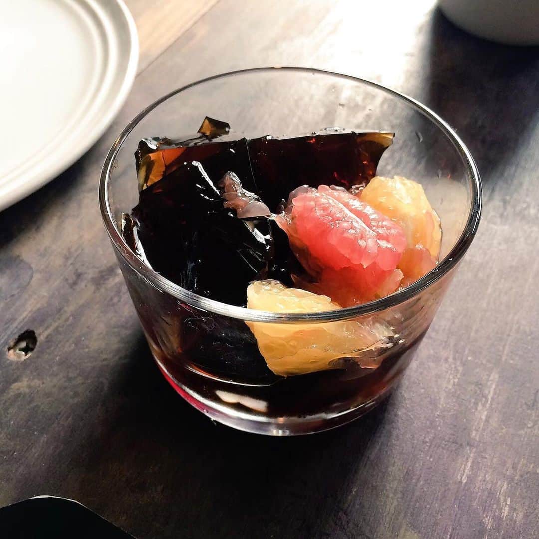 のインスタグラム：「グレープフルーツとピンクグレープフルーツのコーヒーゼリー作りました  柑橘系のフレーバーのコーヒーゼリーの上に砂糖にじんわり漬け込んだグレープフルーツ達を乗せました  色合いのコントラストが効いてて好きです クリームをあえて使わないストロングスタイル  #珈琲ゼリー #コーヒーゼリー #スイーツ男子 #スイーツ #手作りスイーツ #手作り #珈琲 #coffee #sweets #jelly #coffeejelly #sachiopiacoffee #スイーツ男子 #珈琲のある暮らし」