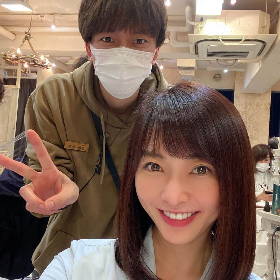 高村凛のインスタグラム：「#beautytips'✨❤️  先日、いつもお世話になってる  #MINX表参道 の塩田さんに✨  @kento_minx_shiota   スペシャルカラーと スペシャル水素トリートメント をしてもらって来たよ👍✨❤️  赤やピンクのヘアカラーが流行っているけれど、そこまで派手に出来ないので  春先取りのちょうど良い ピンクブラウンカラー 🌸  に仕上げてもらいました🌸😁🤗  水素トリートメントでツルッツルに👍✨❤️ タンパク質を入れてもらいました👍✨  後ろから見られることが多いから ヘアケアはしっかり😁🌸👍  今回もありがとうございました🤗🌸👍  @kento_minx_shiota   #ヘアカラー  #ヘアトリートメント #水素トリートメント #ピンクブラウンカラー  #pinkbrown  #haircare #美容好きな人と繋がりたい」
