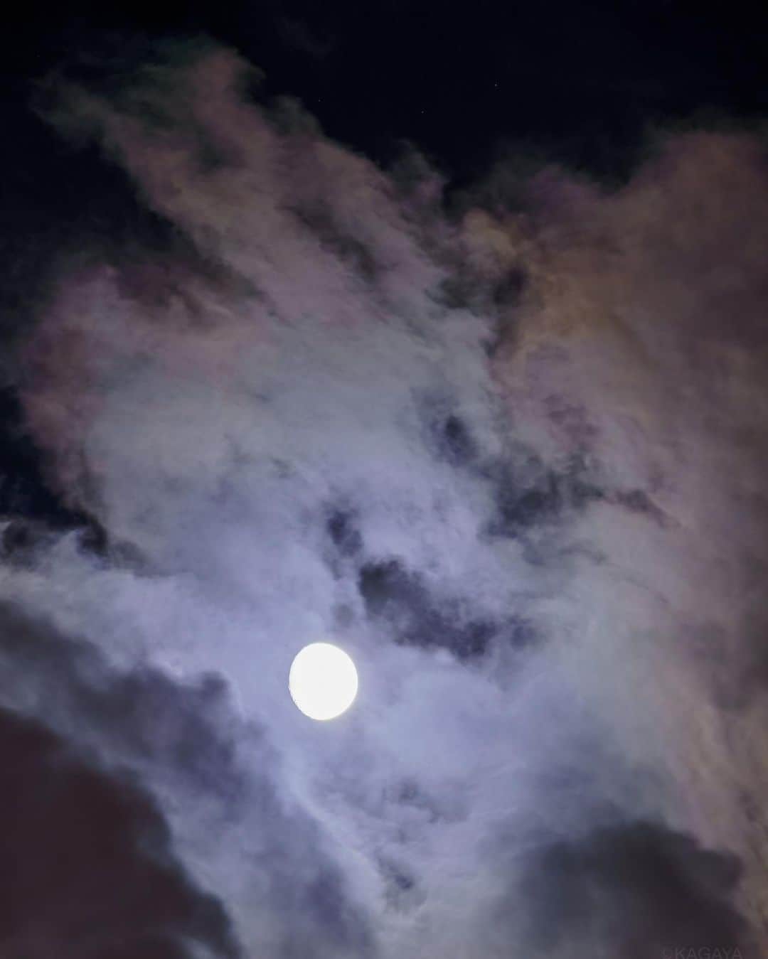 KAGAYAさんのインスタグラム写真 - (KAGAYAInstagram)「空をご覧ください。 満月に次いで美しいといわれる十三夜月が空のてっぺんで輝いています。 こちらでは流れる雲が月のまわりで微かに色づいていました。 （先ほど撮影）  今日もお疲れさまでした。 #moon  #sonyalpha #α7riv」2月24日 20時50分 - kagaya11949