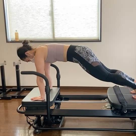 Beauty Of Pilates by Asamiのインスタグラム：「今日はラグリーシェイク祭感が半端なかったです🔥🍑💪🏼  まだまだ他にもクライアントさんいたけど撮り忘れちゃったのでまた次回撮らせてください😚👏🏼  私の好物　#ラグリーシェイク　！！ ラグリーハイにもなったとかならないとか✨😳☺️💕  お疲れ様でした❣️ 明日の筋肉痛でまた私を思い出してください😍🤲🏼ありがとうございました！  #ラグリーフィットネス　#ラグリーフィットネスジャパン #ラグリーフィットネスjp #ラグリーフィットネスbyasami #ラグリーハイ　#プルプル　#自分のペース　#パーフェクトトレーニング　  What the Lagree Shakes!!!! If it’s not shaking, it’s not working!! 🔥💪🏼🍑#lagreefitness #lagreefitnessjapan #staystrongphysicallyandmentally #beyourownmotivation」