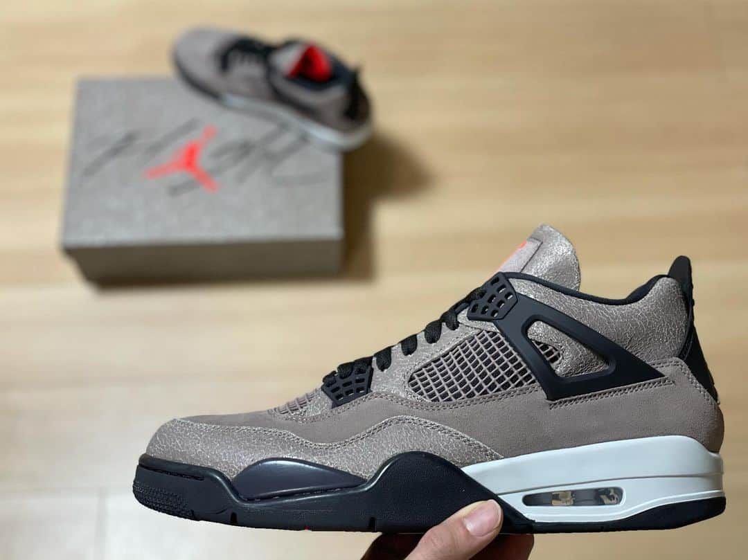 ベンドラメ礼生のインスタグラム：「2021.02.24  ばりしぶ。好き。🦉🍂  #aj4 #taupehaze」
