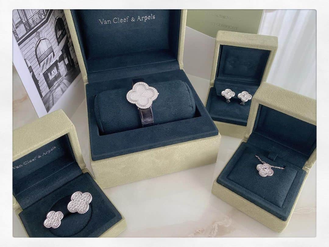 のインスタグラム：「💠Van Cleef&Arpels 💠 、 、 、 ずっと大好きで、ずっと集めてる🦋 担当さんから、1700万円のネックレス勧められてる🙃 震える🙃🙃 、 、 、 #vancleef #magicalhambra  #ヴァンクリ #マジックアルハンブラ」
