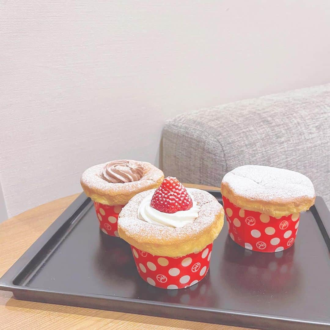 藤園麗さんのインスタグラム写真 - (藤園麗Instagram)「かわいいカップケーキ🧁☕️ . . . #東京えんとつ #カップケーキ #シフォンケーキ #いちご #チョコ #プレーン #藤園麗」2月24日 20時51分 - reifujizono_official