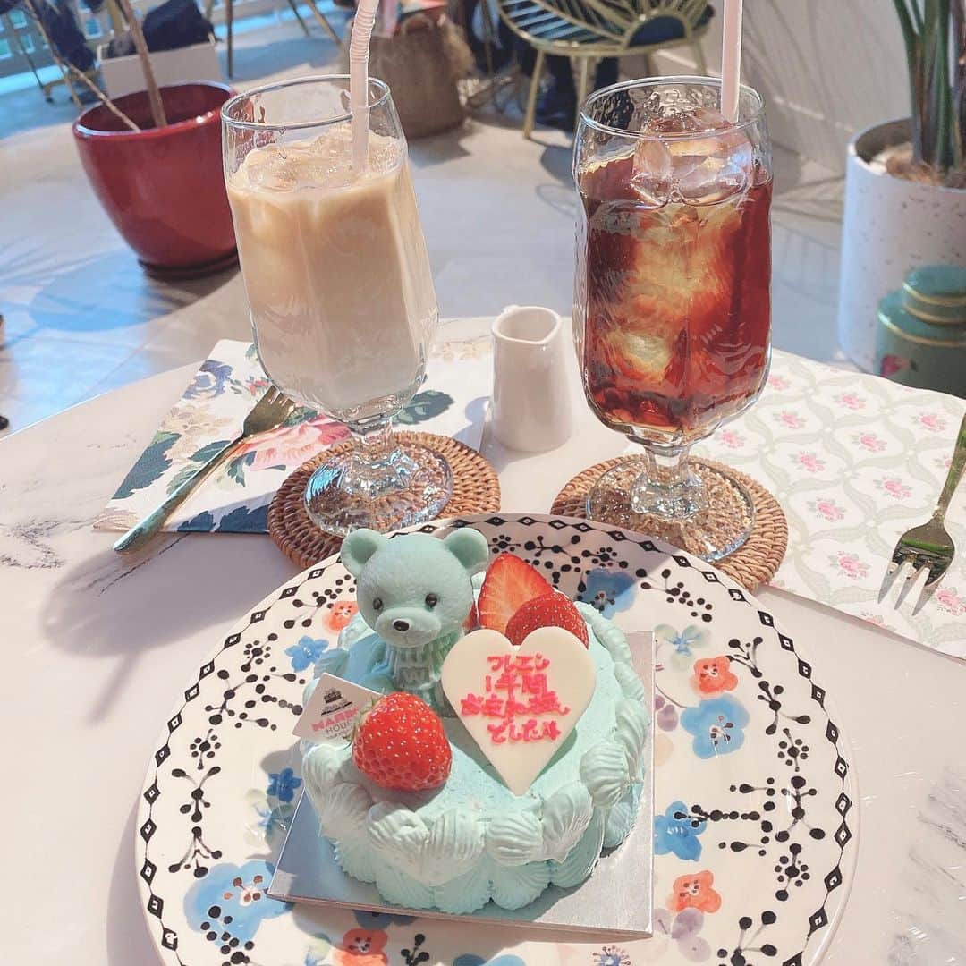 水瀬琴音さんのインスタグラム写真 - (水瀬琴音Instagram)「🧸💙🧸💙 ・ 中身はチョコレートケーキで 上に乗っかってるくまちゃんも チョコレートでできてたよ😚💕 ・ ・ ・ #cake #ケーキ #cakestagram #cafe  #カフェ #原宿 #marinehouse  #sweets #スイーツ #スイーツ巡り  #東京カフェ #東京カフェ巡り」2月24日 20時51分 - kotone_dayo___