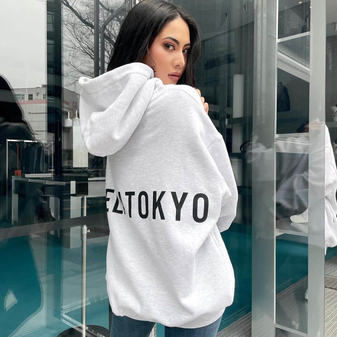 のインスタグラム：「▫️▫️▫️𝐍𝐄𝐖 𝐀𝐑𝐑𝐈𝐕𝐀𝐋𝐒▫️▫️▫️﻿ ﻿ ﻿ ANELATOKYO Logo Dolman hoodie✔︎﻿ ライトグレー/ライトパープル/ライム ﻿ 毎年大人気😳﻿ “ANELATOKYO Logo Dolman hoodie”の﻿ 🌸Spring color🌸が新登場👏🏽✨﻿ ﻿ ゆったりシルエットと大きめなフーディーが可愛い…﻿ 今の時期にピッタリな裏起毛スウェット生地を使用した﻿ ユニセックスで着て頂けるBIGフーディー👫🏽﻿ ﻿ ドルマンデザインで、﻿ タイトなボトムスとの相性抜群です💓💗﻿ ﻿ シンプルなデザインは着回しITEMで必需品❕﻿ ﻿ FOOT WEARはスニーカーは勿論、﻿ 美脚効果絶大ブーツとの黄金比…﻿ 間違いなしの組み合わせですっ🪄🎶﻿ ﻿ 色々なコーディネートを楽しんで❕﻿ これであなたもアネラーの仲間入りっ❕﻿ ﻿ #ANELATOKYO#Anela2021#newarrivals#tops﻿ #new#newin#Springinpastel#Spring#pastel﻿ ﻿」