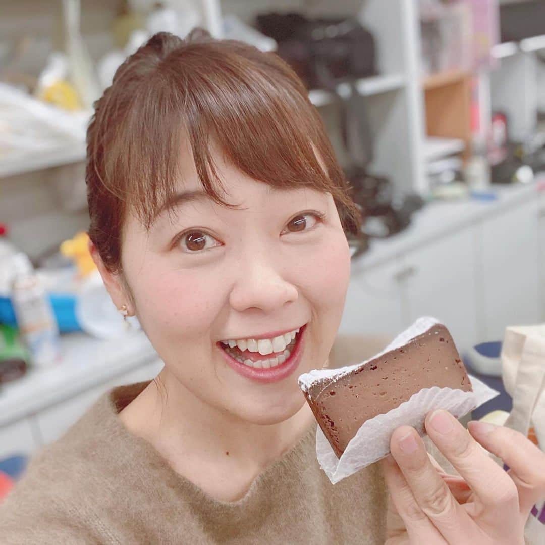 滝香織さんのインスタグラム写真 - (滝香織Instagram)「. 今日も#よるマチ 無事にオンエア終わりました。 見てくださった皆様、ありがとうございます💕  おやつの差し入れいただきました✨ #ストーリーオブチーズケーキ の#チョコレートチーズケーキ @story_of_cheesecake   2月の期間限定ということで、気になってたの〜💕 嬉しい😆 濃厚でコクがあるのに、爽やかさもあっておいしい😋  #愛媛スイーツ #松山スイーツ #チーズケーキ #チョコレート #チョコチーズケーキ #愛媛 #松山 #お取り寄せ #バレンタイン #バレンタイン限定 #chocolate #cheesecake」2月24日 20時53分 - kaorin_taki