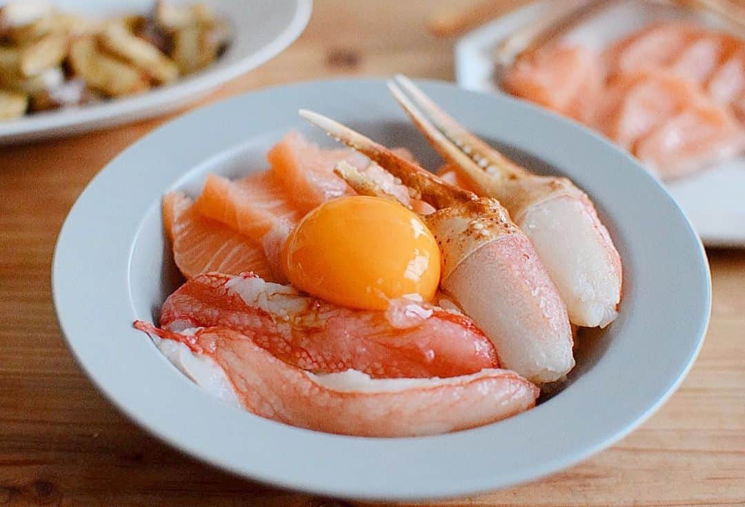 kazumi さんのインスタグラム写真 - (kazumi Instagram)「𓈒 𓈒 𓈒  今日のご飯🍚  @masuyone_23  ますよねさんから頂いた 生ずわいがに🦀で、海鮮丼を😳💓  子供たちの食いつきが半端ない𓂃 身が詰まっていて、ぷりっぷりで とっても美味しかったです❤️ 次はどうやって食べようかなー🥺  #PR #ますよね #ますよね海鮮部  #第二期越前かに問屋ますよねアンバサダー   ※以下のクーポンを発行して頂きました！ この機会にぜひ𓂃🦀  ★30％OFFクーポン  ★クーポンコード：CLTU-GHQO-7AC5-JXZ0  ★クーポン取得URL：https://coupon.rakuten.co.jp/getCoupon?getkey=R0hRTy1DTFRVLTdBQzUtSlhaMA--&rt=  ★クーポン有効期限：2021/4/30 23:59まで  ★ますよね楽天市場店限定クーポンです 👇👇👇 @masuyone_23 🦀𓂃📦🚚💨」2月24日 20時54分 - miirururu