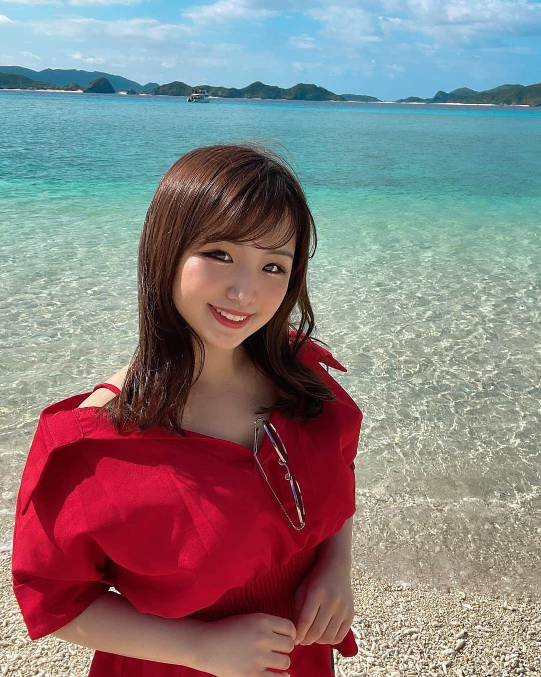 CHERIさんのインスタグラム写真 - (CHERIInstagram)「Aka island,Okinawa🏖 Small island in Japan 🇯🇵  Amazing ocean view 🧚🏻 I’m sure I’ll visit this place again 🥴  本当に本当に綺麗だった阿嘉島の北浜ビーチ💎 港について徒歩20分ほど歩いたところに広がるこのビーチ、 小屋みたいな空間もあって 必要な部分だけ小さく整備が整っているの！ 景色を堪能しながら、落ち着くのにぴったり🥺  座間味からびゅーんっとローカルフェリーで到着したよー💗  現地の宿泊先は南国感満載の木の下にホットタブが入れるようになっていて、 オリオンビール片手に息が出来なくなるほど笑う夜も過ごしました🤍  #阿嘉島 #北浜ビーチ#travelgram #genic_japan#オフショル」2月24日 20時54分 - hi_cherish.gram