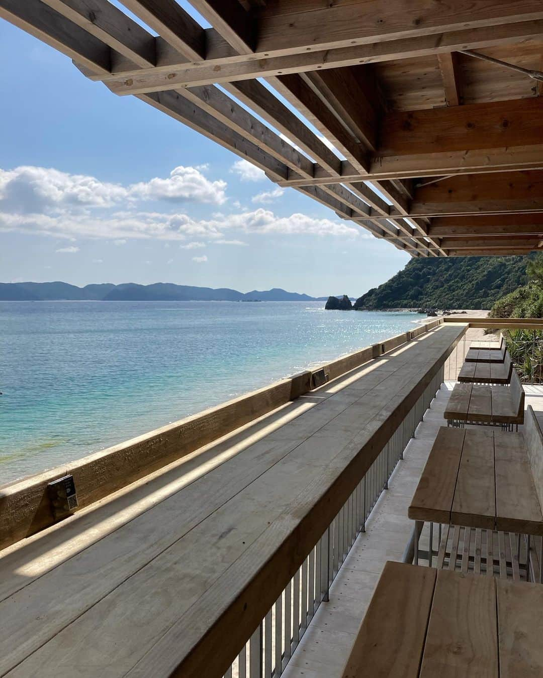 CHERIさんのインスタグラム写真 - (CHERIInstagram)「Aka island,Okinawa🏖 Small island in Japan 🇯🇵  Amazing ocean view 🧚🏻 I’m sure I’ll visit this place again 🥴  本当に本当に綺麗だった阿嘉島の北浜ビーチ💎 港について徒歩20分ほど歩いたところに広がるこのビーチ、 小屋みたいな空間もあって 必要な部分だけ小さく整備が整っているの！ 景色を堪能しながら、落ち着くのにぴったり🥺  座間味からびゅーんっとローカルフェリーで到着したよー💗  現地の宿泊先は南国感満載の木の下にホットタブが入れるようになっていて、 オリオンビール片手に息が出来なくなるほど笑う夜も過ごしました🤍  #阿嘉島 #北浜ビーチ#travelgram #genic_japan#オフショル」2月24日 20時54分 - hi_cherish.gram