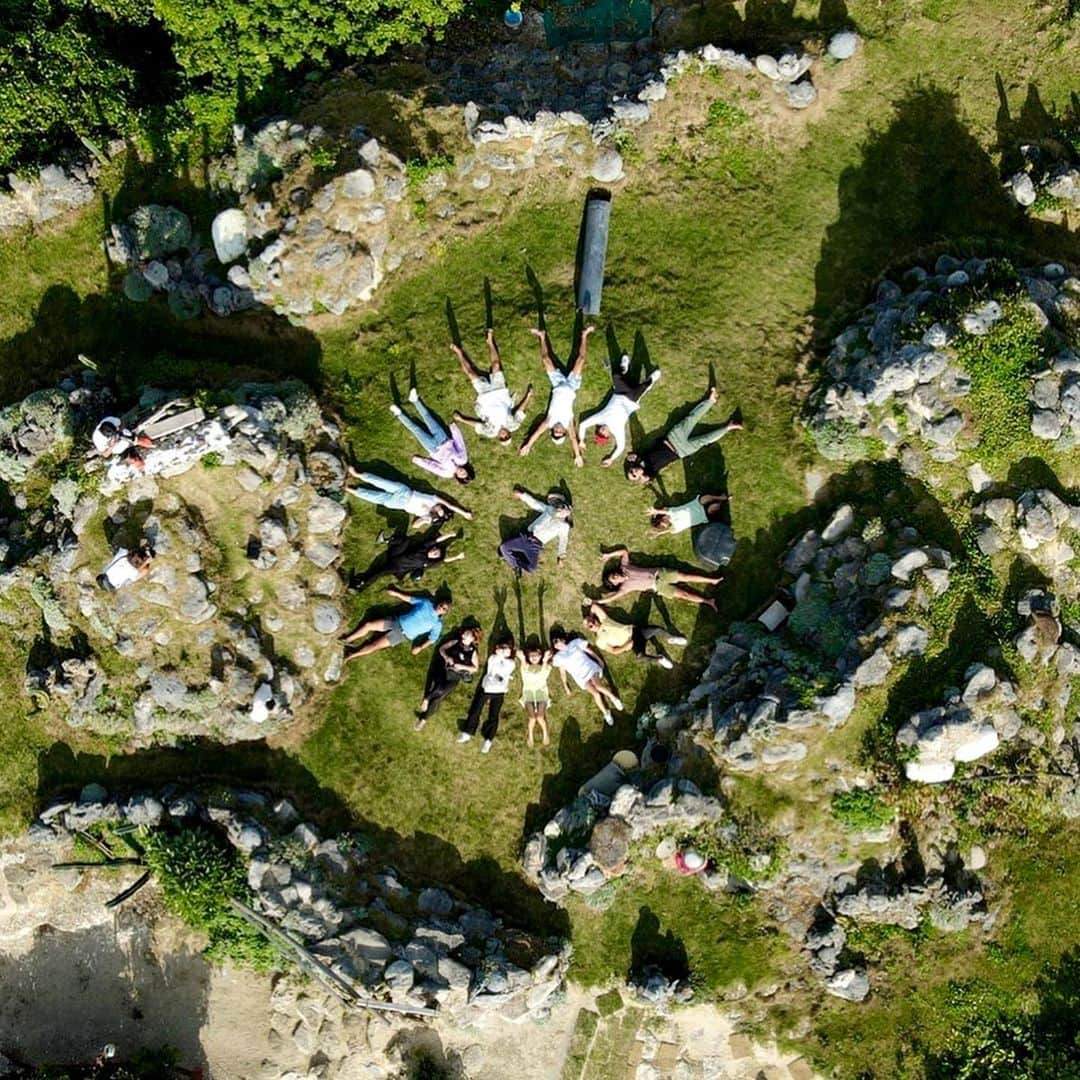 Akiのインスタグラム：「. 📍天海山 . 仙人が重機を一切使わずに作った遊び場🌐 天気も良くて景色も最高だった🌴🌺 ここで宮古島の景色を見ながら焼肉もできるらしい🍖 . 📷 @jooycamera  . . . #宮古島 #天海山 #天海山石庭 #宮古島旅行 #宮古島移住 #絶景スポット #海好きな人と繋がりたい #沖縄 #沖縄旅行 #大自然 #海のある生活 #海のある暮らし #離島巡り #離島暮らし #宮古島移住 #ドローン撮影 #ドローン #旅行好きな人と繋がりたい #okinawajapan #miyakojima」