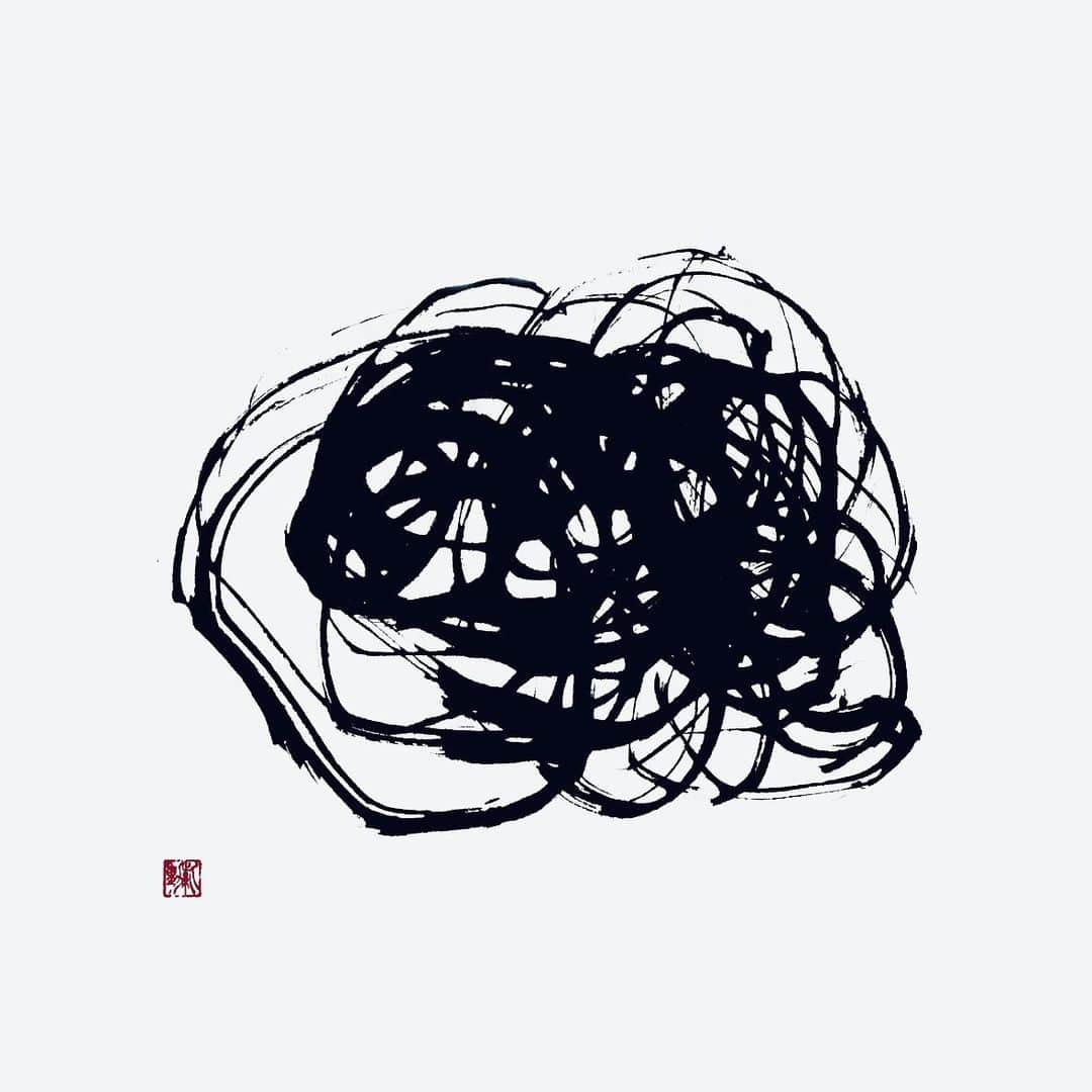赤間紫動のインスタグラム：「.﻿ #calligraphy#calligrapher#drawing#art#artlife#artist#design#tokyo#japan#calligrafia#kaligrafi#caligrafo#blackandwhite#kanji#shodo#abstractpainting#abstractart#avantgardecalligraphy#前衛書道#墨象#白黒#书道#서예#書道#書#墨#赤間紫動#shidoakama」