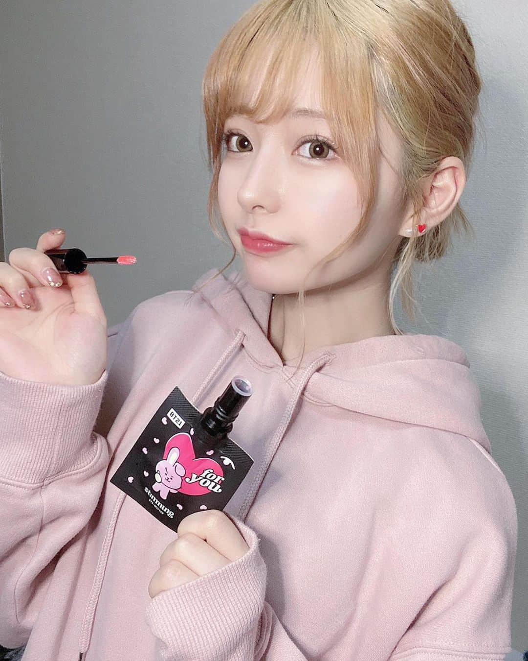 sarimaru(国木田さりまる)のインスタグラム：「stimmungから新しいコスメが発売されたよ🌸 私はマスクメイクの為にアイグリッター使ってる☺️ サクラピンクってカラーで春にぴったりです可愛い😋  #stimmung #スティモン #BT21  #ピンク #春メイク #グリッター #アイシャドウ #日替わりコスメ」