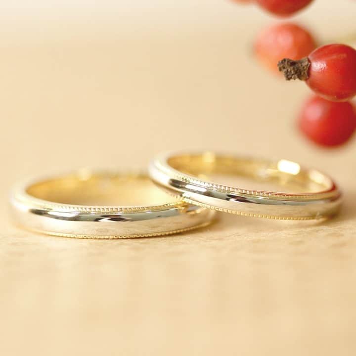 ith / イズ オーダメイド結婚指輪さんのインスタグラム写真 - (ith / イズ オーダメイド結婚指輪Instagram)「二色の地金を使って 結婚指輪をお仕立てしたお二人。  気に入ってくださったのは、 結婚指輪らしい華やかさと、 クラフト感を両立した デザインが特徴的な《コローレ》。  指輪の縁には小さな玉飾りが ぐるっと一周に施されています。  全ての面をツヤっと輝く 鏡面仕上げでお仕立てし、 より結婚指輪らしさを感じられる デザインとなりました。  ▽ 指輪について 結婚指輪(男性)：コローレ Pt900/K18YG：169,000円〜  結婚指輪(女性)：コローレ Pt900/K18YG：159,000円〜  　　 公式ハッシュタグ🤳✨ #イズマリッジ  【オンラインサポートOPEN】 お二人それぞれのご自宅にいながら 指輪のオーダーメイドができる、 ithのオンライン相談もご活用ください💻 ご試着最多6点まで、レンタル可能です💍  #マリッジリング #エンゲージリング #結婚指輪 #婚約指輪 #カスタマイズ #指輪 #ダイヤモンドリング #婚約 #プレ花嫁 #ナチュラルウェディング #結婚指輪探し #指輪選び #指輪探し #結婚指輪選び #ペアリング #プロポーズ #特別感　 #オーダーメイドリング #結婚指輪オーダー #ゴールドリング #パーソナライズ #結婚準備 #花嫁　 #2021春婚 #2021夏婚 #2021秋婚」2月24日 21時05分 - ith_marriage