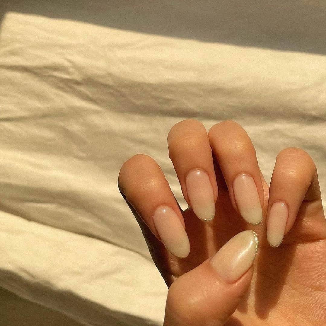 りーちゃんのインスタグラム：「うるうるぽくしたくて🥺  シンプルネイル💙  ほんとはてふてふつけたかった🦋  #シンプルネイル#蝶々つける勇気なかった人と繋がりたい」