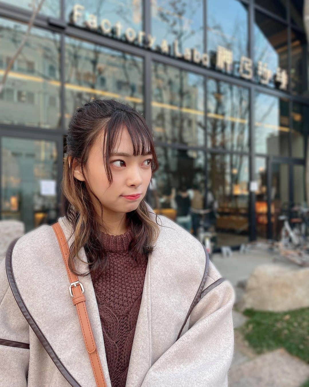 山田寿々のインスタグラム：「﻿ ﻿ お姉ちゃんがハーフアップしてくれた🥰﻿ ﻿ ハーフアップにしたらイヤリングカラー見えて可愛い😽﻿ ﻿ 2人でウインクした﻿ ﻿ #ハーフアップ #whoswhochico #chico #niceclaup」