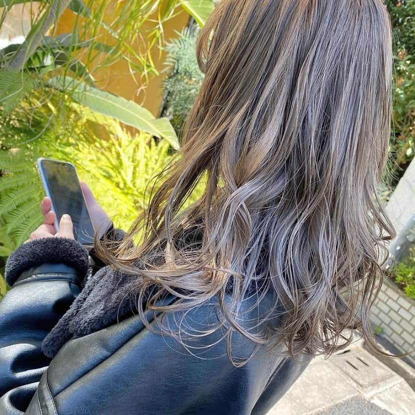 橘二葉さんのインスタグラム写真 - (橘二葉Instagram)「髪の毛のメンテナンス💇🏻‍♀️ 今回は明るめに染めてもらいました！ 明るめのシルクベージュ🤎 ・ ・  #silkbeige #hairstyle #haircolor #hair #tokyo #japan  #アッシュベージュ #アッシュカラー #シルクベージュ #ベージュカラー #透明感カラー #透明感 #美容院」2月24日 20時59分 - futaba_tachibana_tpd