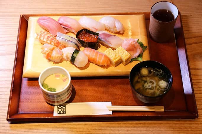 魚金さんのインスタグラム写真 - (魚金Instagram)「【豊洲場外食堂魚金】 茶碗蒸しが付いた、お得な寿司ランチやってます🍣 お近くの際は、ぜひ\( ˆoˆ )/ ※写真はイメージです。その日の仕入れで内容は異なります。  店舗に行くと明るく可愛い笑顔で迎えてくれるスタッフ🌞 けど後ろ姿はキリッとかっこいい。いつもありがとうー！  #魚金 #豊洲場外食堂魚金 #ららぽーと豊洲 #豊洲 #市場 #寿司ランチ #🍣 #美味しいご飯は世界を救う #がんばろう日本 #がんばろう豊洲」2月24日 20時59分 - uokin_koho