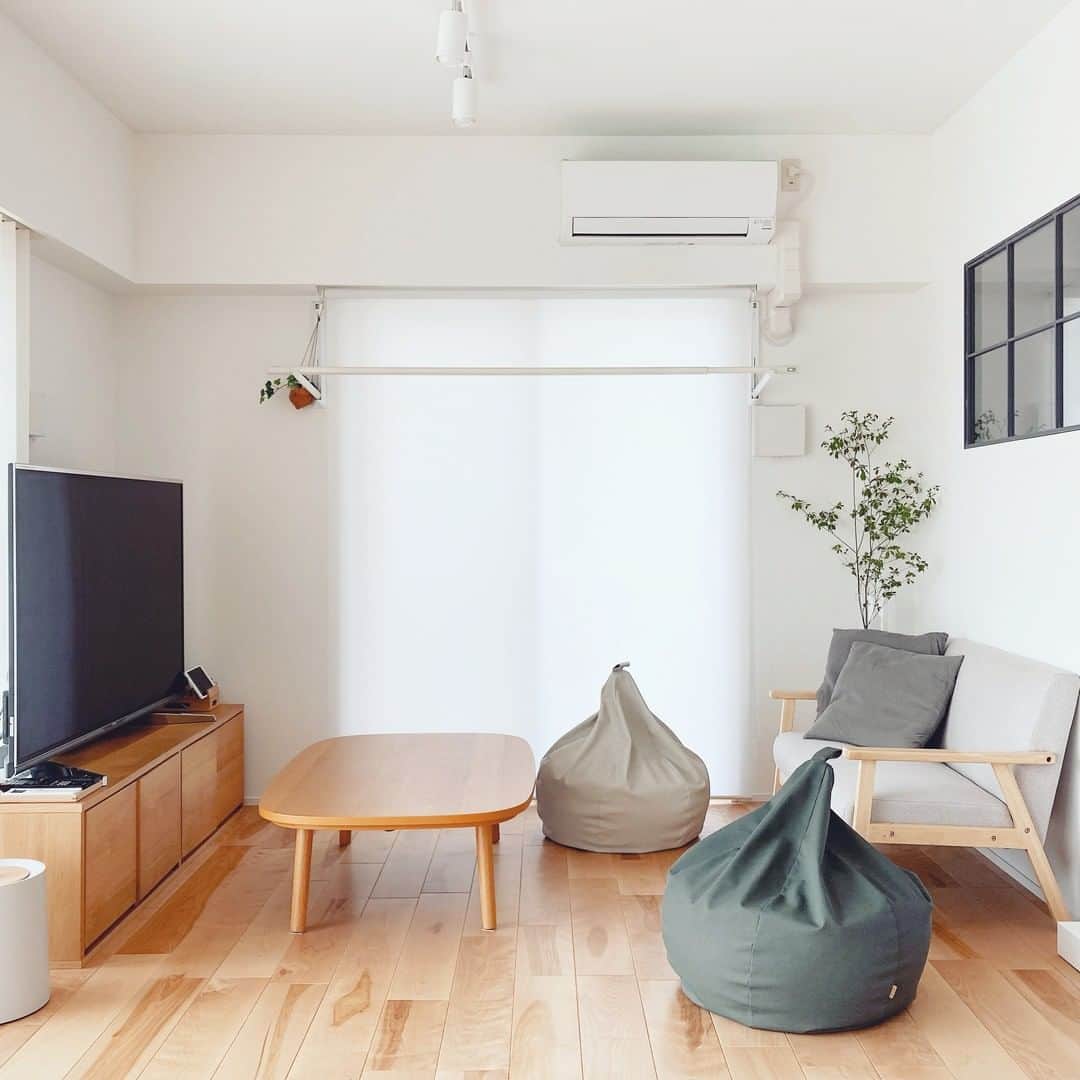 ムクリ［mukuri］さんのインスタグラム写真 - (ムクリ［mukuri］Instagram)「家族が心地よく暮らすために。こどもの成長と共に変化するおうちへと〜築14年のマンションを部分リノベーション（m____mina.roomさん）  一昨年の9月に築14年の4LDKのマンションに住みながらキッチン、リビング、和室を中心に部分リノベーションをされたminaさん。  今まで整理収納コラムで連載してくださっていましたが、リノベーションしたお部屋についてもお話をお伺いしたく、今回からインテリアコラムの連載をお願いすることになりました。  築年数による劣化と3人のお子さんの成長に伴って、 必要と感じて決意した部分リノベーション。  住みながらのリノベーションは生活面での苦労がありつつも、日々変わってゆく姿を目の当たりにしながら、完成までの毎日を感動とワクワク感で過ごすことができた1か月間だったそうです。  自分らしく、そして家族が心地よく暮らすためにリノベーションして素敵に生まれ変わった空間。  before afterのお写真も一緒にご紹介いただいていますので、ぜひその違いもご覧になってみてくださいね♩  @m____mina.room さん、ありがとうございました！ （編集：maki）  ▶詳細はプロフィールのURLよりご覧ください プロフィールはこちらから @mukuri_official ・  #リノベーション #マンションリノベーション #リノベ #renovation#マンション #北欧インテリア #ナチュラルインテリア #無印良品 #整理収納 #こどものいる暮らし #マンションインテリア #新築 #新築一戸建て #マイホーム #マイホーム計画 #マイホーム記録 #おうち #家づくり#注文住宅 #賃貸インテリア #収納 #丁寧な暮らし #くらしの編集 #暮らしを楽しむ #すっきり暮らす #丁寧な暮らし #マンション暮らし #賃貸暮らし #ムクリ」2月24日 21時05分 - mukuri_official