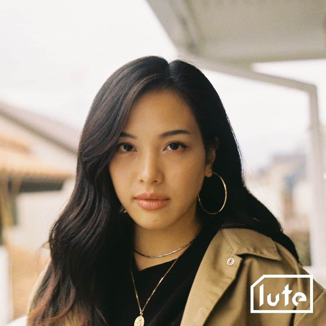 lute / ルーテのインスタグラム：「【#lute "IN TOWN"】音楽動画メディア「lute」によるインタビュー企画「IN TOWN」✍️アーティストやクリエイターのインサイドをストリートから配信📷  さらにYouTubeではSARA-Jが参加した「SARA-J × starRo × FOFU - I Used To Be」が #luteselection に登場🔊 りんな @rinna.abstract がAI生成したアートワークにも注目👀 link in bio ☑  Interview with SARA-J ( @@sara_j.official ) Occupation : Musician  Q. 最近どんな音楽を聞いてる？ A. SPOTIFYのプレイリスト ANTIPOP  Q. あなたにとって最高のアーティストは？ A. SZA  Q. 今注目しているアーティストは？ A. Christine and the queens  Q. 最近は何にハマってる？ A. ヨガ  Q. 人生で最も楽しかった時期はいつ？ A. 2020年の夏 覚醒しました笑  Photography: @takachrome   #lutemedia #luteintown #streetsnap #streetstyle #streetculture #streetscene #streetjapan #music #creator #interview #ルーテ #ストリートスナップ #インタビュー #音楽 #音楽のある生活 #音楽好きな人と繋がりたい」