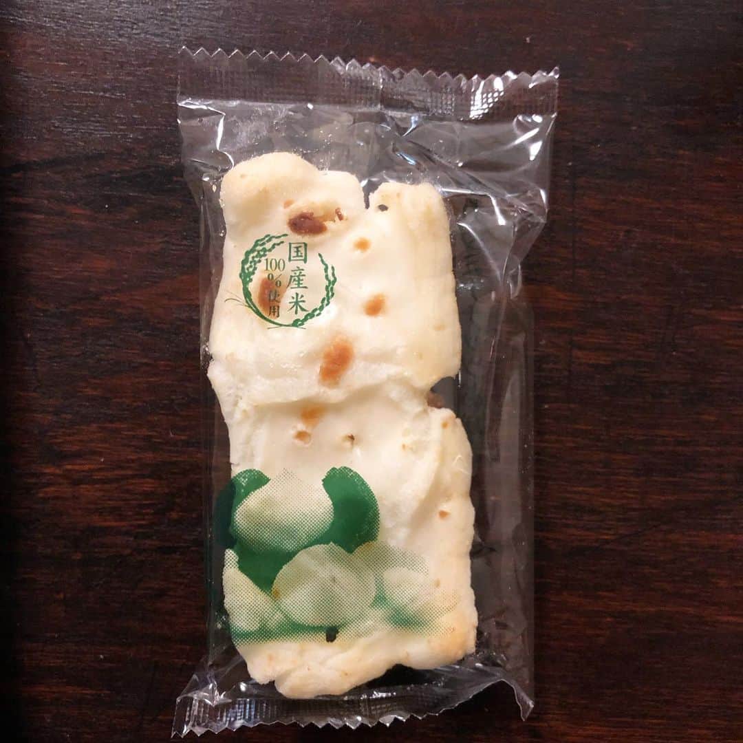 雨月衣のインスタグラム：「今日出会った 岩塚製菓の「マカダミアナッツおかき」サクッと軽い歯ざわりであっさり塩味。香ばしいマカダミアナッツがアクセントで 美味しい！」