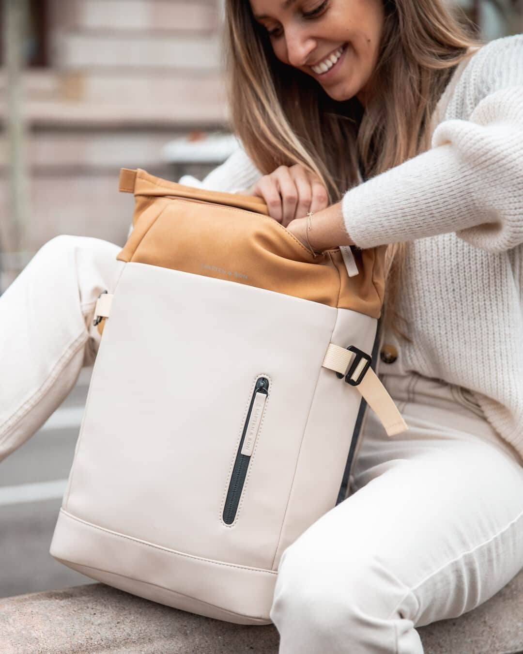 Kapten & Sonさんのインスタグラム写真 - (Kapten & SonInstagram)「'Focus on the essentials and get rid of everything else.' 🧡 Our beloved backpack Aarhus "Cream Amber" fits all your everyday essentials and matches every spring look for sure ! 😍 We love the modern, minimalist and functional design, what about you? #bekapten #kaptenandson⁠ .⁠ .⁠ .⁠ #backpack #streetstyle #functional #minimalistic #design #style #fashion #inspo #dailyoutfits #essentials #ootd #inspiration #barcelona」2月24日 21時01分 - kaptenandson