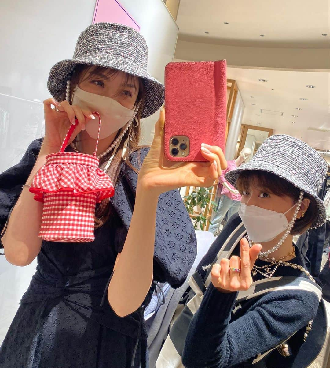 美香さんのインスタグラム写真 - (美香Instagram)「ISETAN新宿popupstore❤️ 大好きなブランドが今日からポップアップスタート！ @michinoparis のバッグは文字入れできるの💚 わたしは and I という文字を入れました（コメントくださいました皆さまありがとうございました☺️） @chatelles_slippers_jp のシューズも可愛かったよー💚 最後は親愛なる @setsuko_sagittaire のもとへ❤️❤️❤️ 待ちに待った赤のギンガムチェック。即決❤️！ ポップアップストアは3月２日まで☺️ それにしてもヨンア。 可愛くて目立ちすぎ😘😂❤️❤️ 友人ながら見惚れるよ💋」2月24日 21時01分 - mikaofficial99