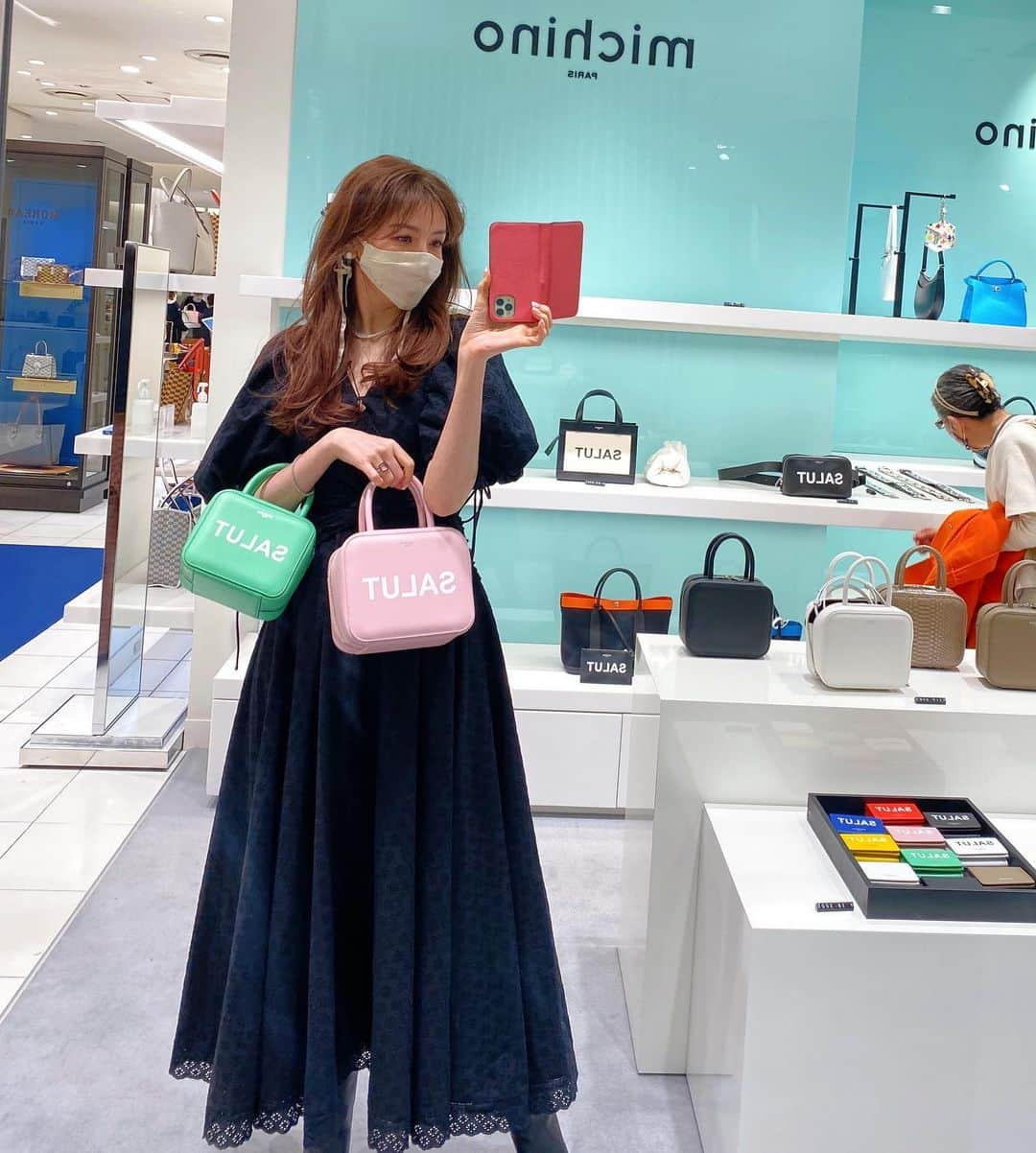 美香さんのインスタグラム写真 - (美香Instagram)「ISETAN新宿popupstore❤️ 大好きなブランドが今日からポップアップスタート！ @michinoparis のバッグは文字入れできるの💚 わたしは and I という文字を入れました（コメントくださいました皆さまありがとうございました☺️） @chatelles_slippers_jp のシューズも可愛かったよー💚 最後は親愛なる @setsuko_sagittaire のもとへ❤️❤️❤️ 待ちに待った赤のギンガムチェック。即決❤️！ ポップアップストアは3月２日まで☺️ それにしてもヨンア。 可愛くて目立ちすぎ😘😂❤️❤️ 友人ながら見惚れるよ💋」2月24日 21時01分 - mikaofficial99